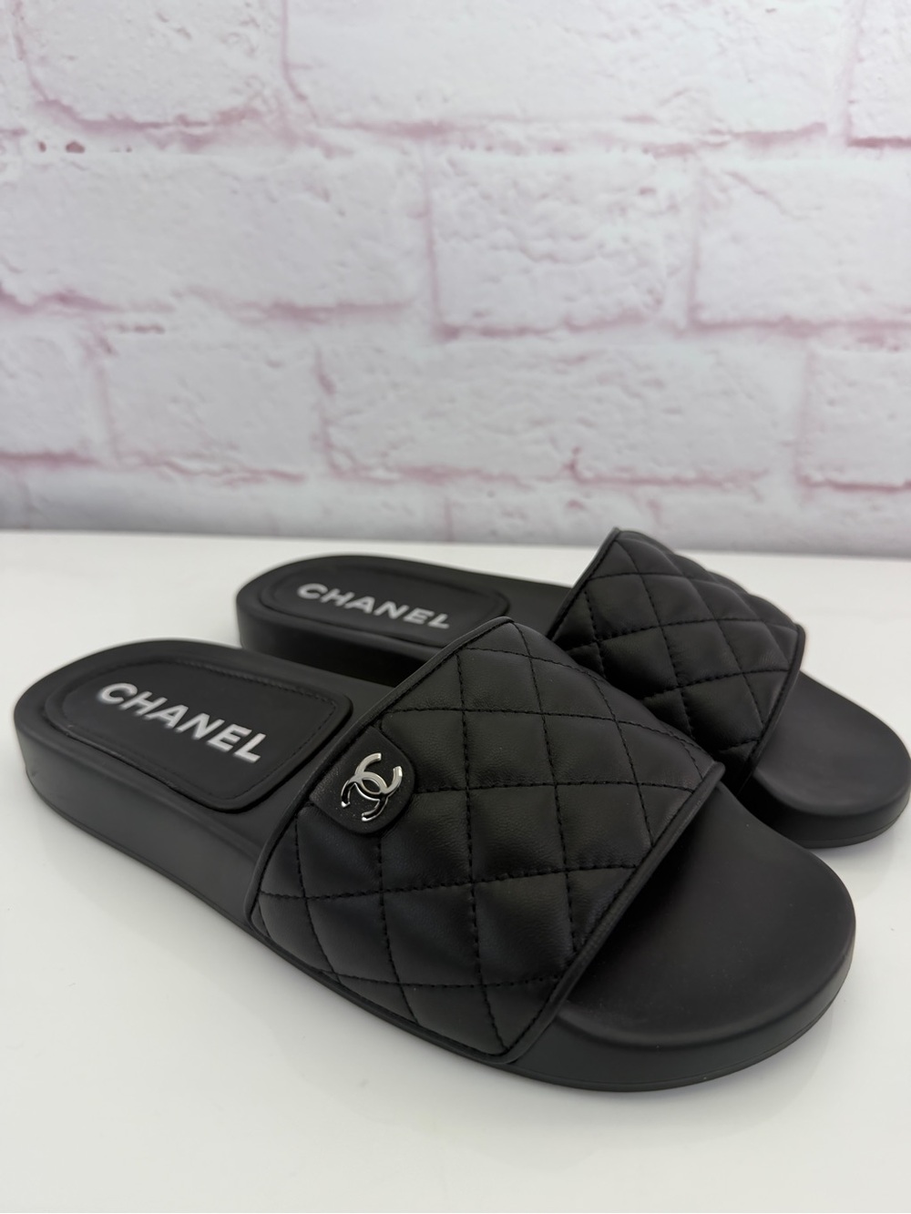 Chanel 19C Quilted Lambskin CC Slide Sandals Mules Size 38